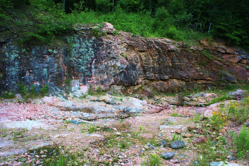 Picture of a beryl quarry.